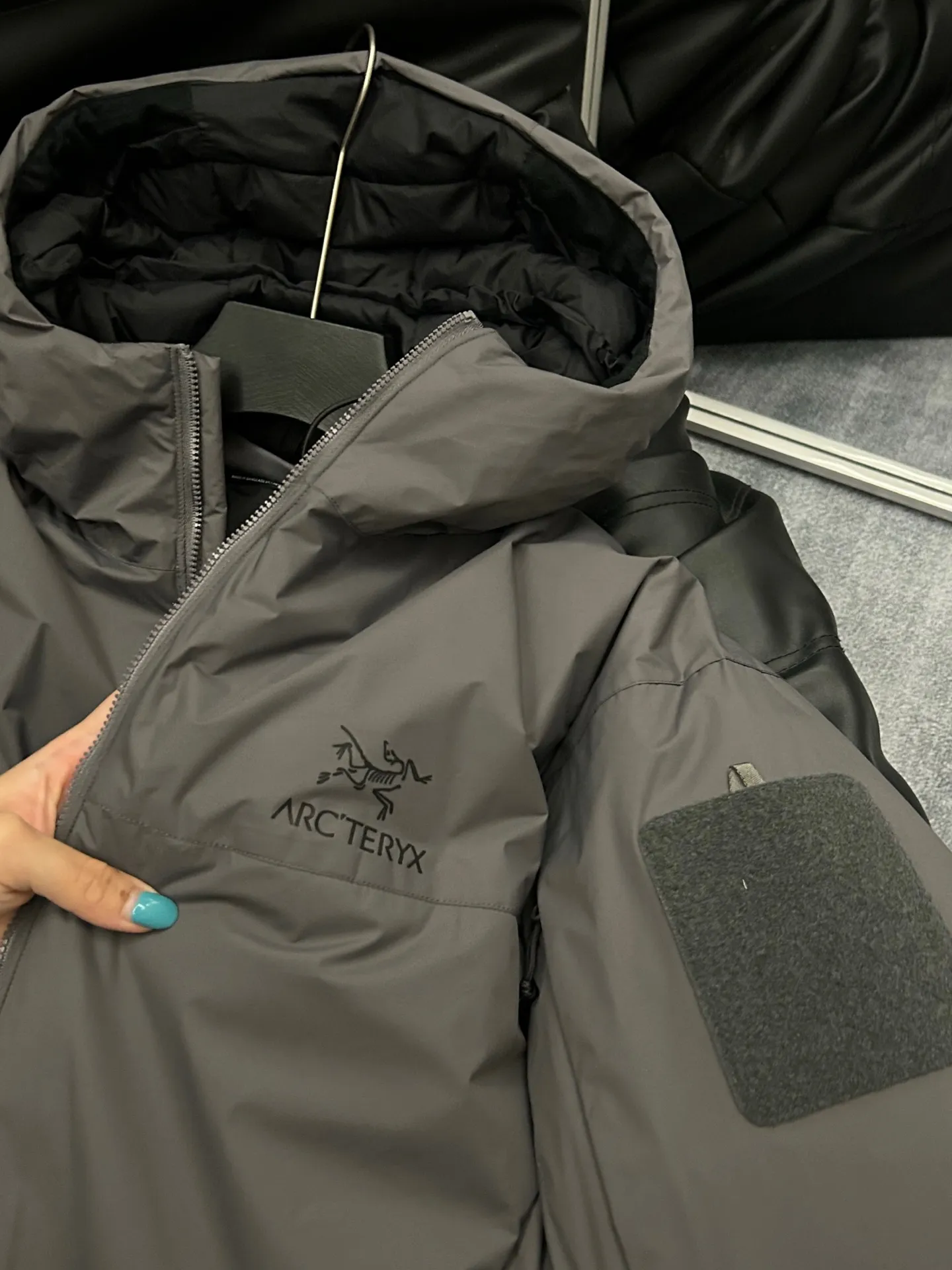 Arcteryx/ Leaf Cold Gen 2 ! N WINDSTOPPER 2L ， Coreloft 100 ， 。 Cold Series ， ， ， ！ ， 。 windstopper ,n Gossamera Fusion WS。 ， ： 1： WINDSTOPPER ， ， ， ， 。 Coreloft ， 。 。 2： 。 3： ， ， 。 4： ， ， 。 ， ， 。 1:1 ， ！ ， ！ ：Black/ / Gray/ / Size：S-XXL Size S 118 51 70 M 122 53 72 L 126 55 74 XL 130 56 76 XXL 134 57 78